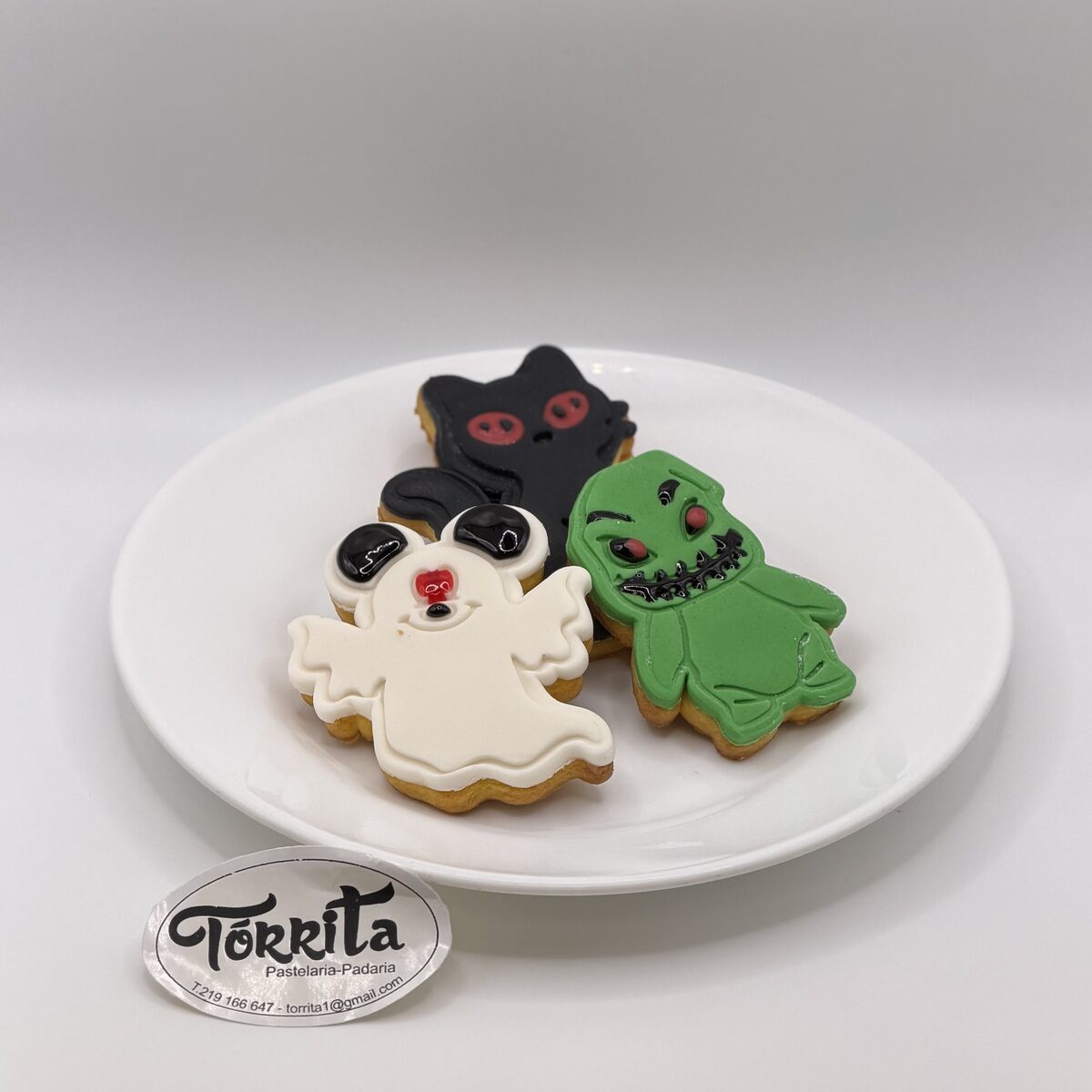 Bolachas decoradas de fantasma, gato preto e monstro verde
